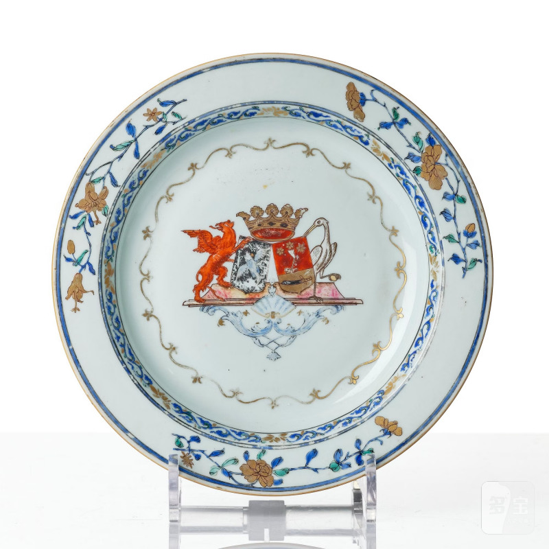 A set of the three famille rose armorial dinner plates, - 图4